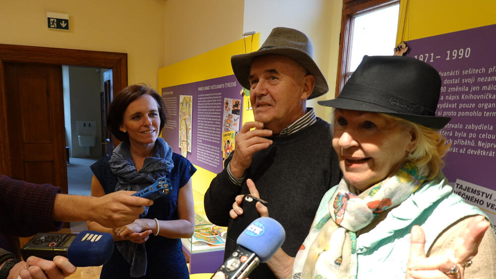 Manželé Lucie a Jaroslav Němečkovi (v kloboucích) a starostka Eva Burešová.