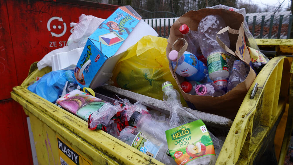 Stanoviště za libereckou ZOO (Sovova, Javorová). Petky nejsou sešlápnuté, papír mezi plast nepatří.