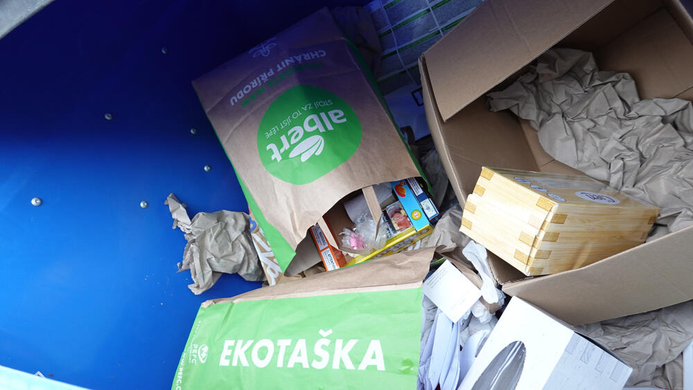 Rozložené papírové obaly by zabraly méně místa. Sídliště Dobiášova.