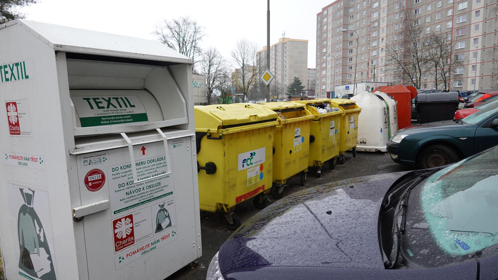 Auta parkující před kontejnery. Sídliště Dobiášova.