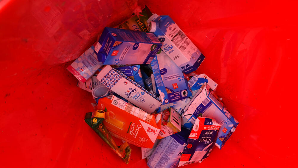 Kontejnery na nápojové kartony zatím přeplněné nebývají, ale i tetrapaky je třeba sešlápnout.
