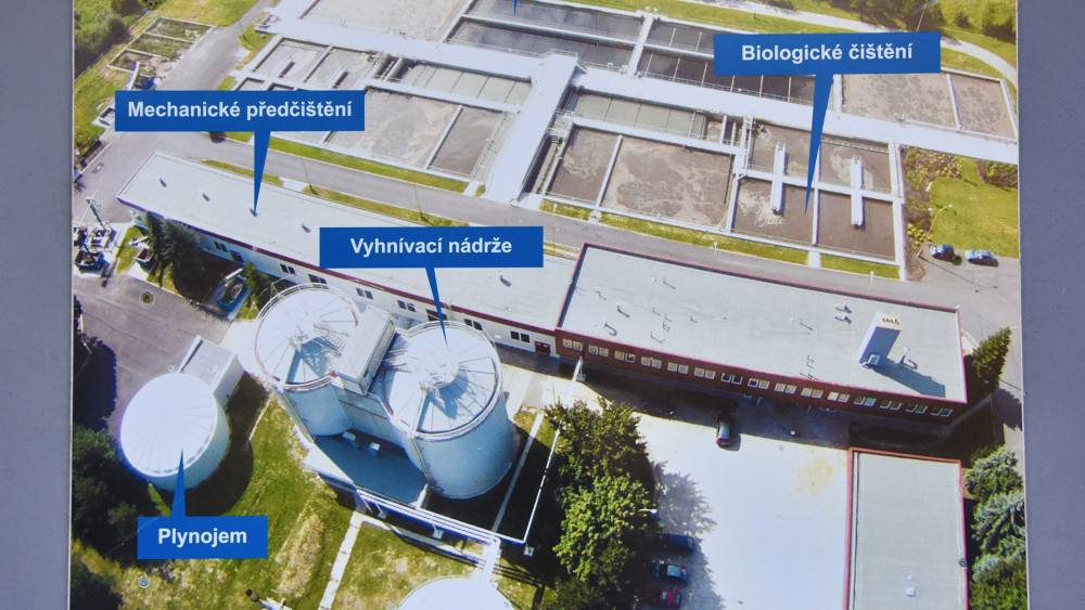ČOV Česká Lípa. Popředí dominují dvě anaerobní vyhnívací nádrže. Zde vzniká bioplyn.