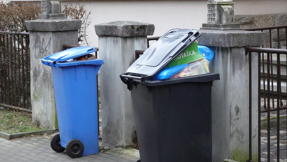 Popelnice předchozí den údajně vyvezené.