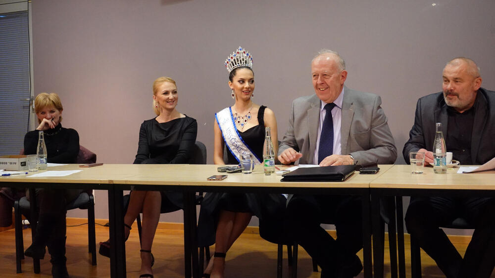 Z leva do prava: M. Valečková, ředitelka MSB, A. Belingerová, organizátorka Miss ČR, N. Kokyová, současná Miss ČR, P. Kopáček, předseda SVSB, M. Kohout, jednatel JBX Promotion realizující přehlídku.