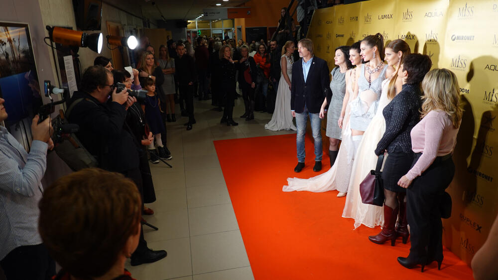 Před a po přehlídce se finalistky Miss České republiky fotily s diváky.