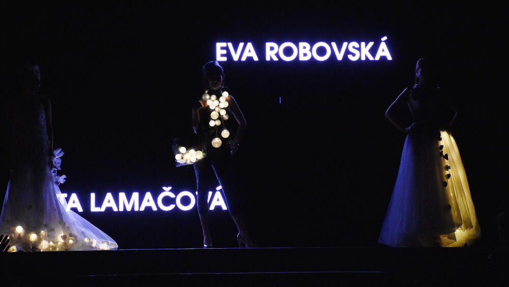 Róby pro případ plesového blackoutu.