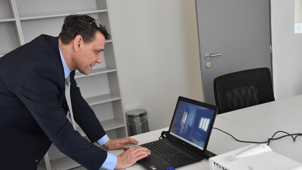 Pavel Kopřiva, ředitel SUPŠ sklářské v Kamenickém Šenově, ukazuje, co všechno rekonstrukce budovy obnášela.