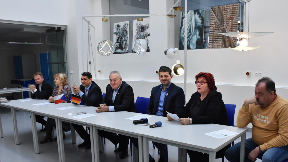 Z leva: starosta Kam. Šenova F. Kučera, krajská radní K. Vinklátová, řed. školy P. Kopřiva, náměstkové hejtmana P. Tulpa a J. Sviták, za německou stranu H. Zimmermannová a zcela vpravo P. Konrád z firmy KN-STAV, která stavbu realizovala.