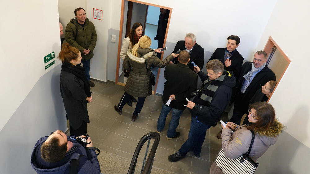 Stříhání pásky se nekonalo a tisková konference proběhla neformálně na chodbě.