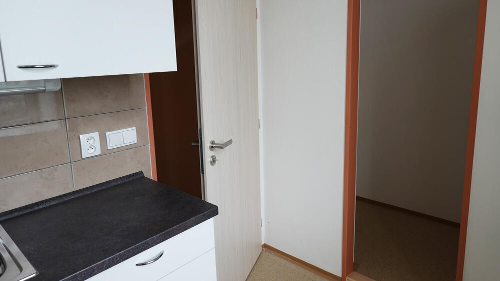 Dobu vzniku domu připomínají i komory či spižírny (prostor vpravo), které jsou v dnešních bytovkách raritní.