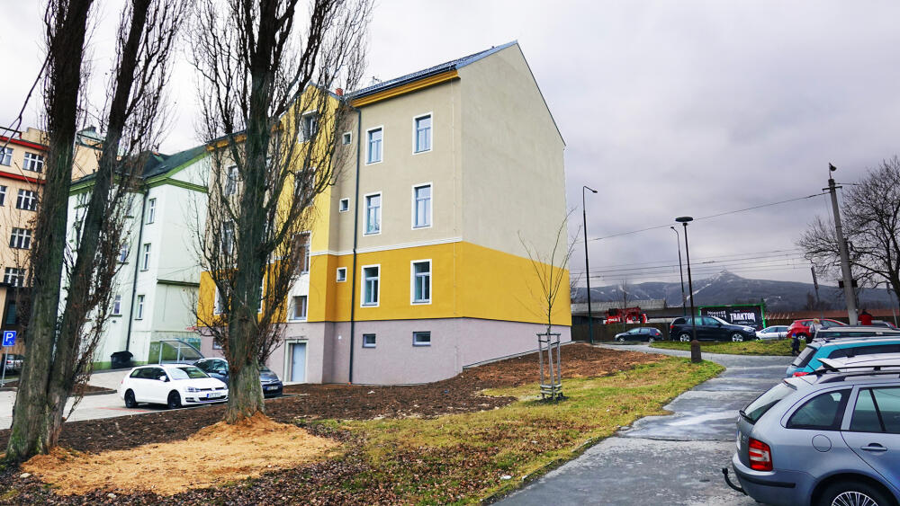 Součástí projektu bylo i zcivilizování okolí.