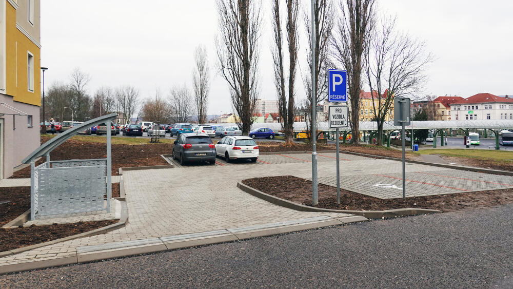 Na jedenáct bytů je k dispozici 7+1 parkovací místo.