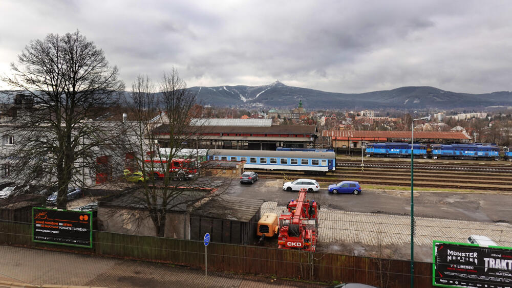 Zvláště z posledního patra je slušný výhled nejen na nádraží, ale i na Ještěd.
