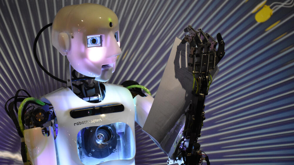 Robot každé vysvědčení výstižně okomentoval. Pochopitelně to nebyly myšlenky jeho, ale paní učitelky.