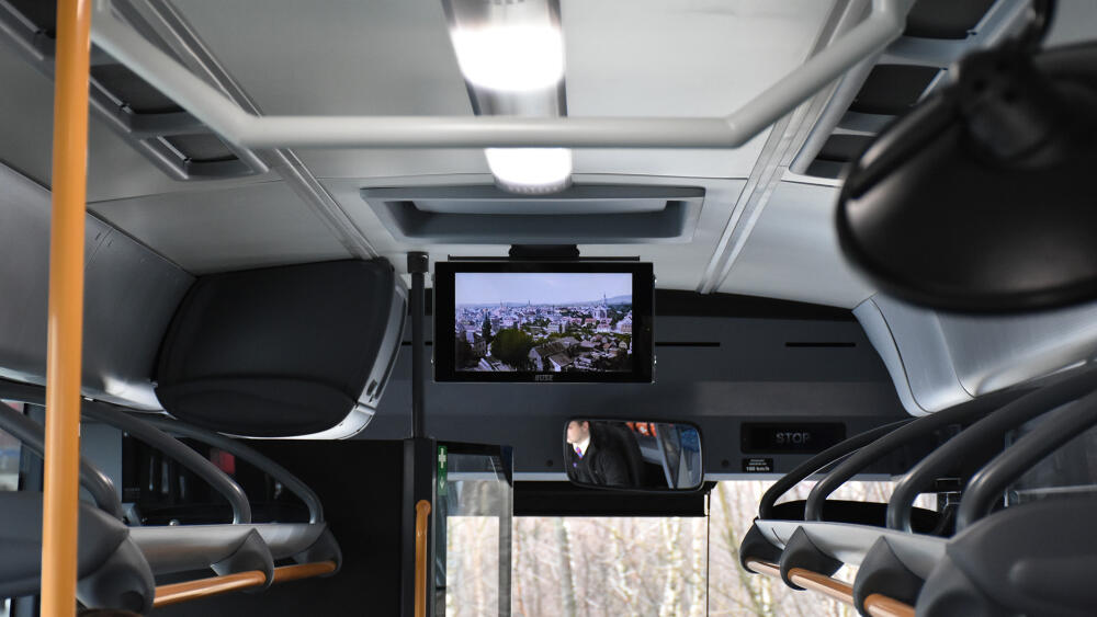 V přední části autobusu jsou i celkem velkoryse dimenzovaná horní úložná místa na zavazadla. Samozřejmostí je multimediální informační systém.