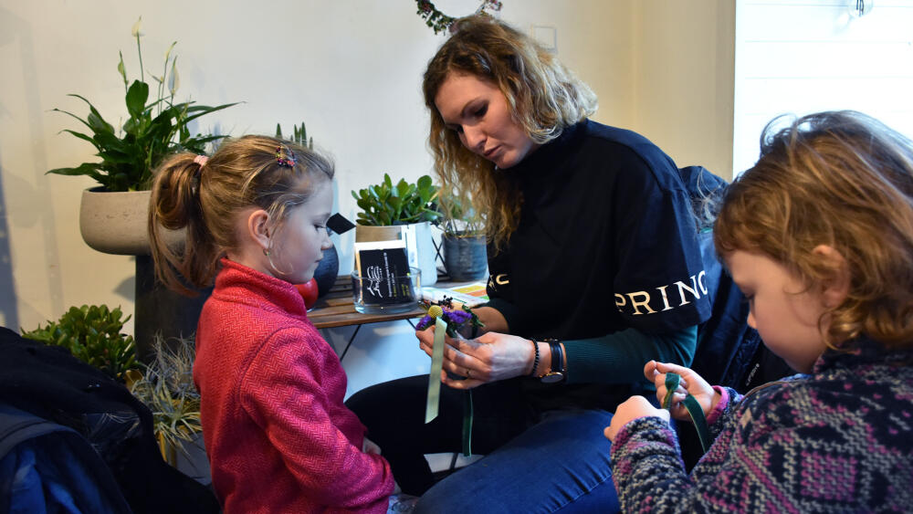 Hana Mrklasová, majitelka květinářství Z herbáře, právě učí děti vázat květinové náramky.