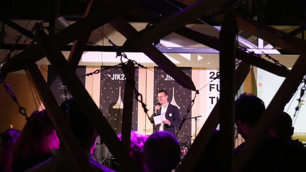 Slova se ujímá architekt Osamu Okamura, děkan FUA TUL.