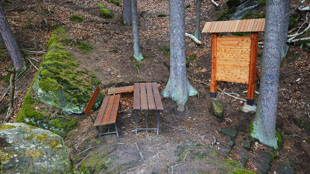 Piknikové místo na Pekařově bráně. Pozor, vstup nahoru nad bránu není nijak jištěný!