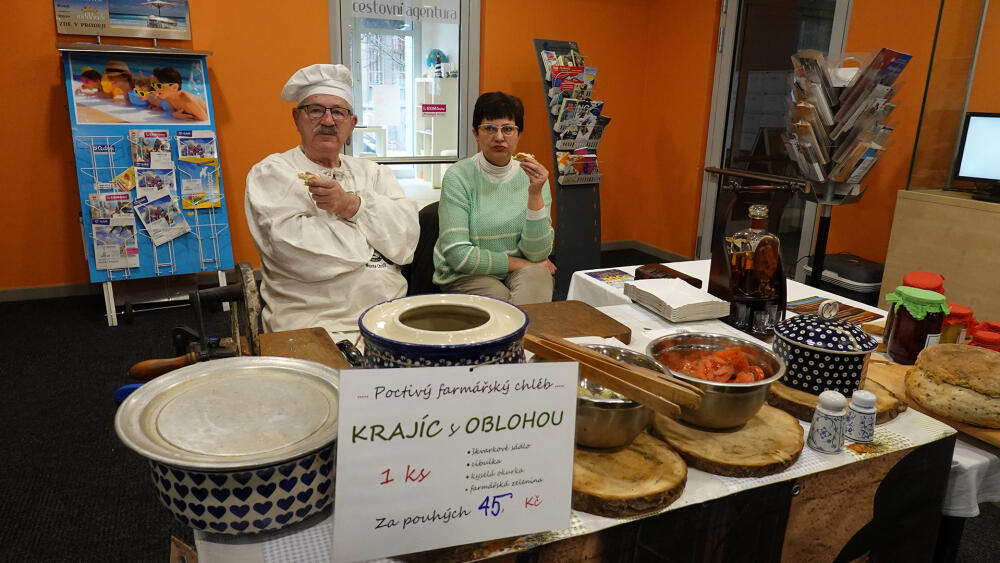 Piotr Klaczyk a jeho domácí chléb se škvarkovým sádlem a cibulí.