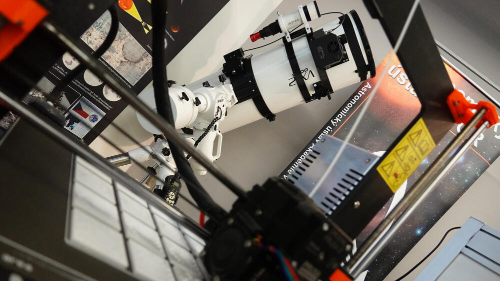 Jmenovaná 3D tiskárna byla rovněž přítomna a seč jí síly stačily, tiskla modely měsíčních kráterů, galaxií a dalších vesmírných objektů světélkujících ve tmě. 