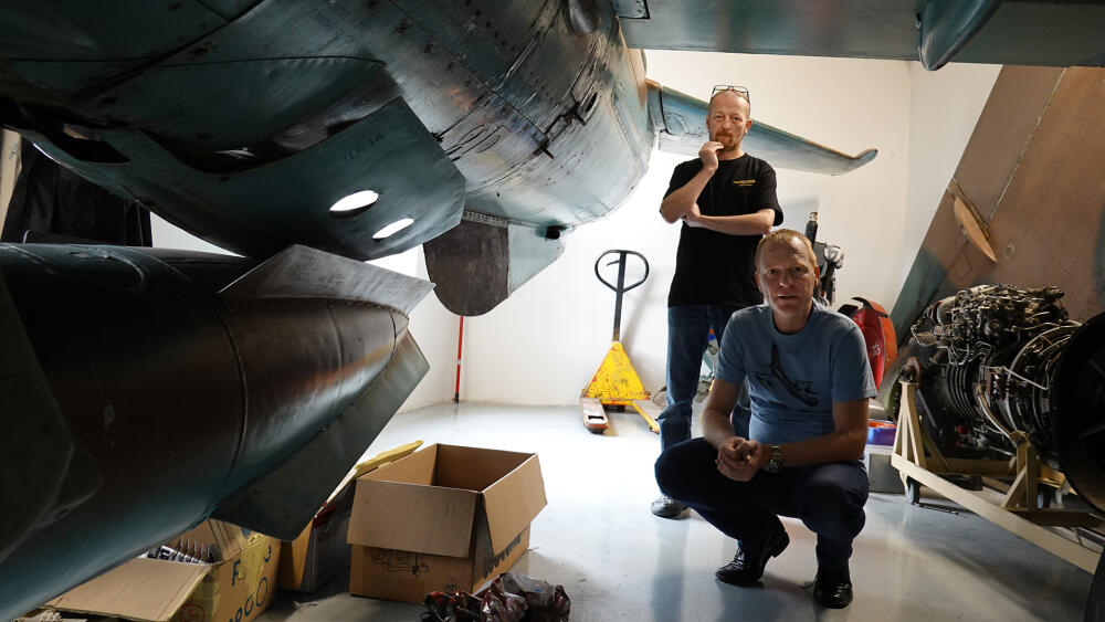 Petr Bílý (v popředí) a jeho mechanik, elektronik, programátor Jindřich Machalínek.