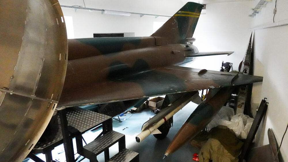 Stíhačka je vybavená i přídavnými nádržemi a demilitarizovanou výzbrojí (tedy zbavenou nálože a všech dalších potencionálně zneužitelných "vnitřností").