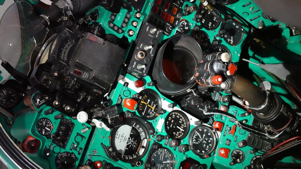 Detail kokpitu, avionika je kompletní a celá je napojená na převodníky simulující konkrétní fyzikální veličiny.