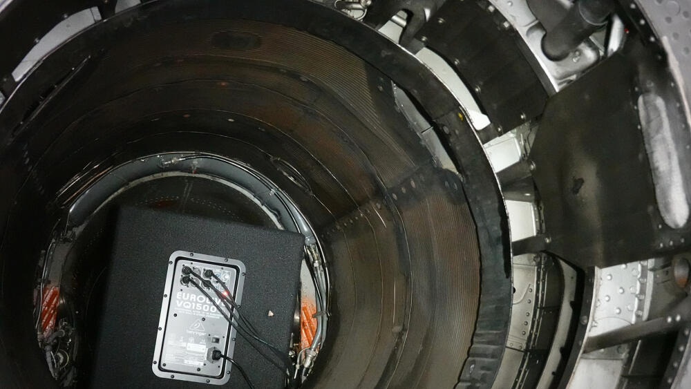 Motor nahradila výkonná reproduktorová soustava.