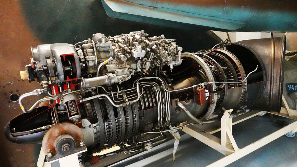 Ve výhledu je simulátor helikoptéry. Petr Bílý zatím má školní řez turbínou vrtulníku MI-24.