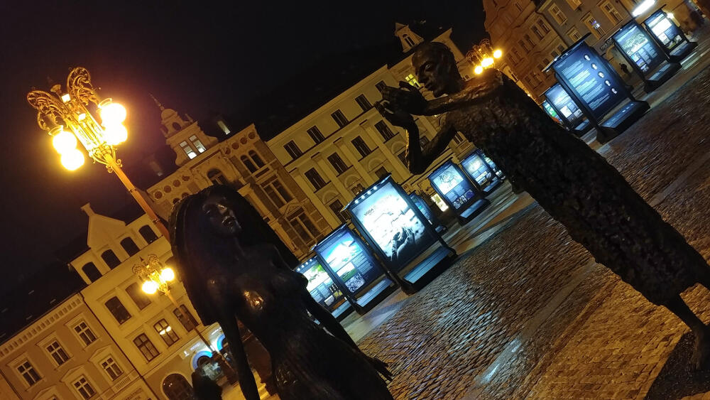 Příkladně nevhodné noční osvětlení výstavních panelů na náměstí před radnicí.
