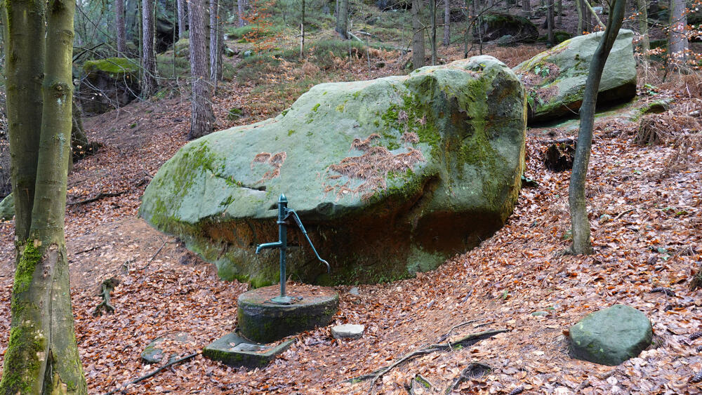 Studánka pramene U Vondračky aneb obecní pumpa v Záborčí. 
