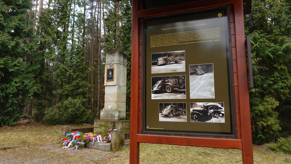 Pomník zde smrtelně raněného genmjr. Antonína Sochora.