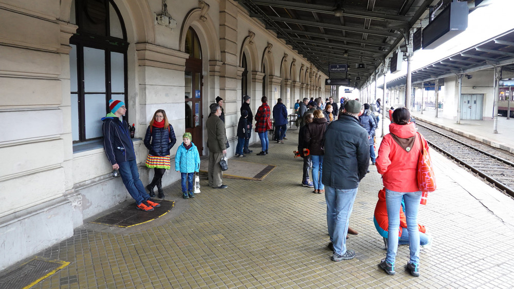 Zájemci o Betlémské světlo čekali na 3. nástupišti libereckého nádraží již 20 minut před příjezdem vlaku.
