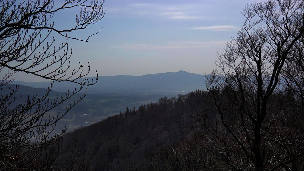 Ze Špičáku se vám otevře například panorama Ještědského hřebene.