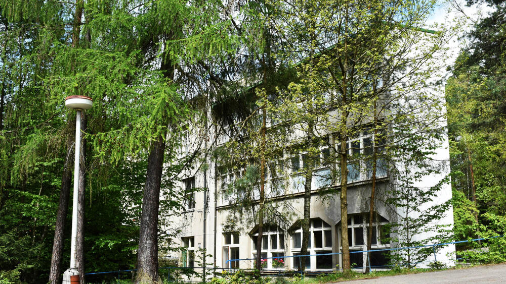 První budova Dl Cvikov z roku 1910 má nesporně zajímavé proporce.