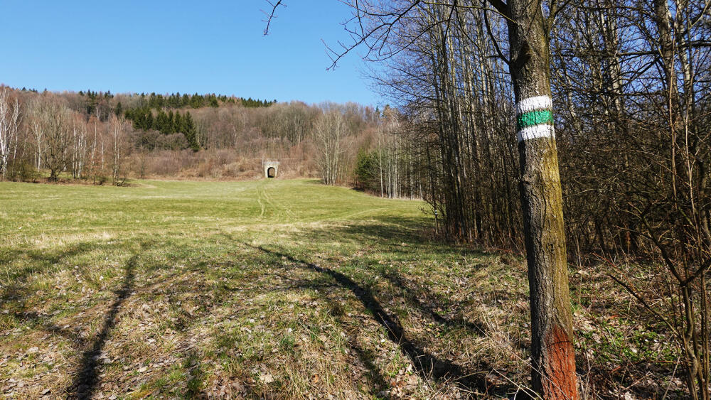 Cesta po zelené na Krkavčí návrší je luxusně značená.