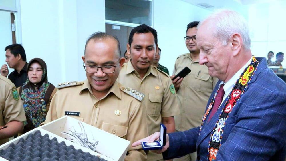Pan velvyslanec Ivan Hotěk při předávání cen za přínos k ochraně biodiverzity v Berau, Indonésie (foto Tomáš Ouhel).