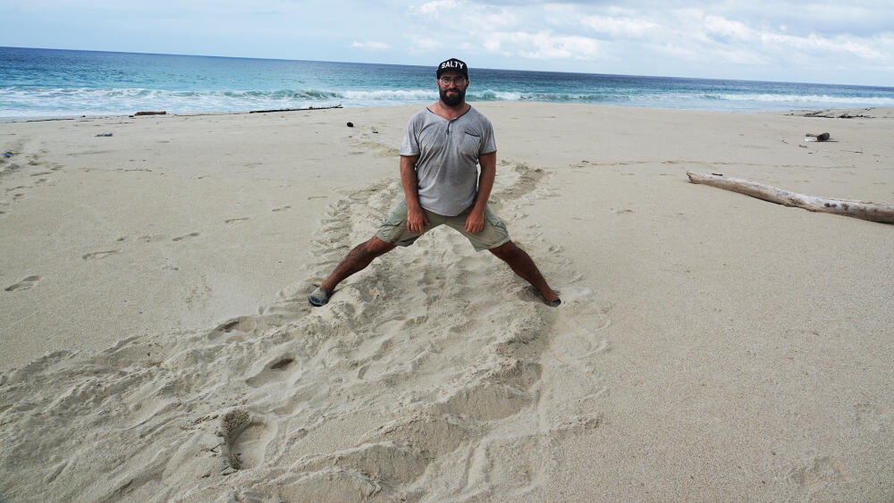 Stopa kožatky velké, největší želvy světa, vedoucí zpět do moře po nakladení vajec (foto archiv P. Zoubka).