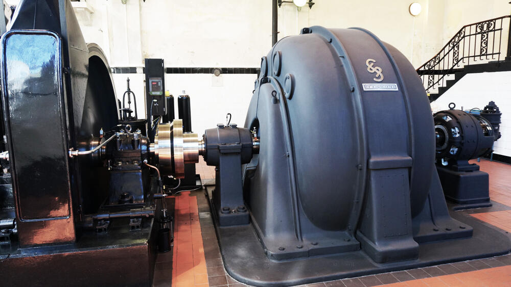 Špičkový štítkový výkon rudolfovského elektrogenerátoru (vpravo) je 980 kW.