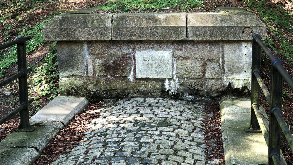 Do hráze vyrovnávací nádrže je vyryt letopočet 1923 a iniciály Přespolní elektrárny v Liberci (Elektrischen Überlands-Werkes reg. Genossenschaft m. b. H. In Reichenberg, EÜW).