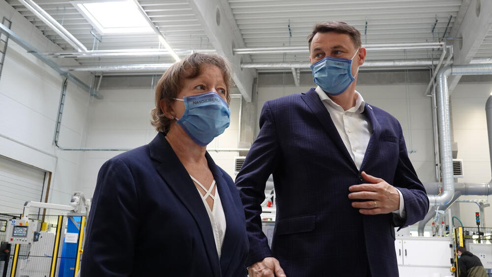 Marcela Munzarová, jednatelka Nano Medical s.r.o., a hejtman Martin Půta.