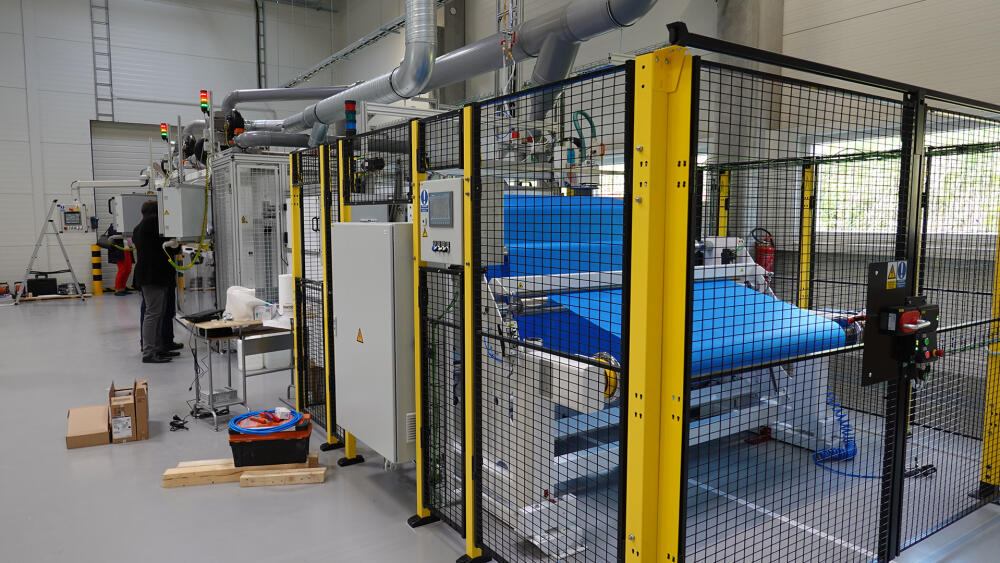 Tady vše začíná, role netkané textilie bude za okamžik pokryta vrstvou filtračního nanomateriálu.