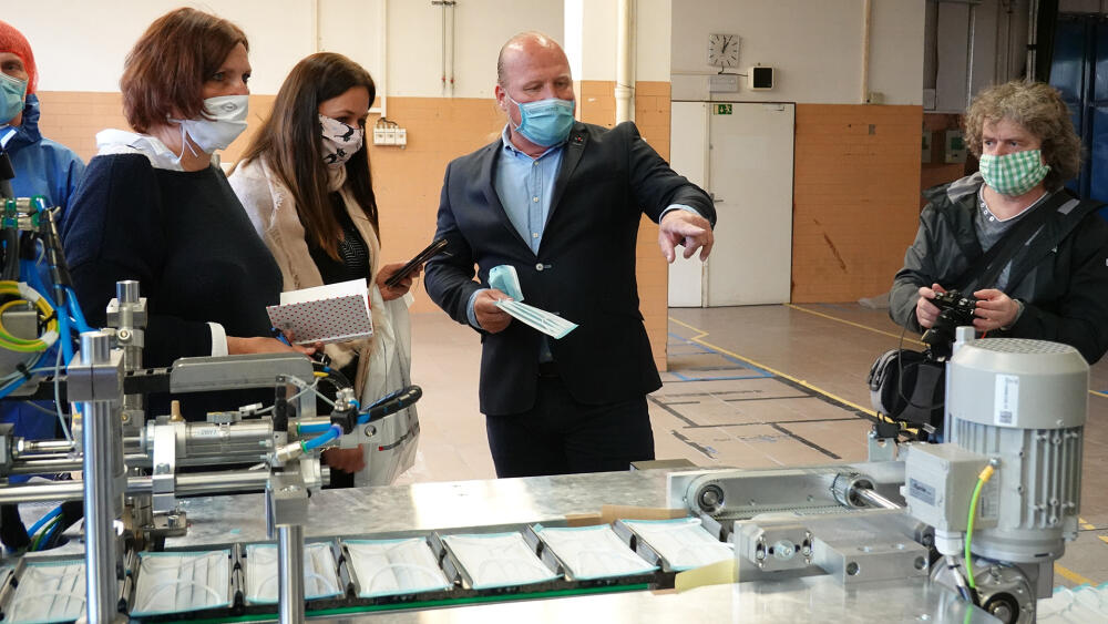 Antonín Kostka, jednatel CUBO Investments, vysvětluje novinářům výrobní fáze linky.