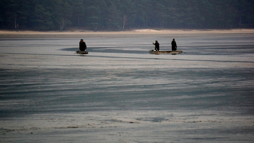 Rybáři na Máchově jezeře.