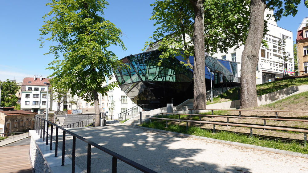 Součástí projektu přístavby byla i komplexní revitalizace přilehlého parku.