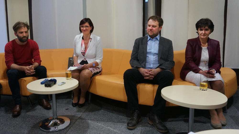 Tisková konference, z leva do prava sedí: Ondřej Synek, předseda poroty, Jitka Volfová, starostka města Česká Lípa, místostarosta a člen poroty Martin Brož a Jolana Nebřenská, ved. Odb. rozvoje města a investic MÚ Česká Lípa.