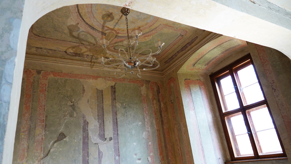 V některých místnostech, jako například v této zámecké kapli, byly odhaleny původní malby, které budou časem rovněž zrestaurovány.