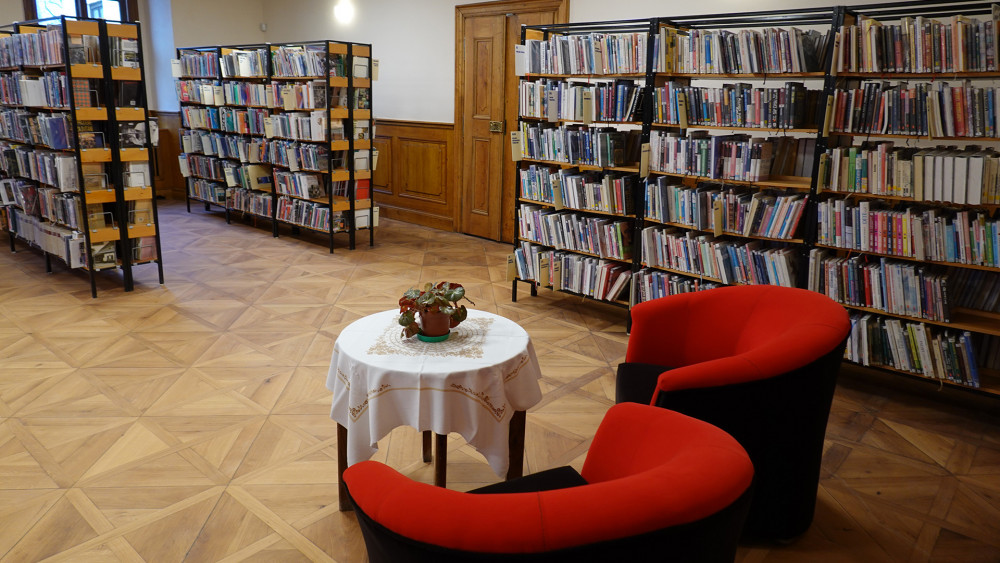 Knihovna získala dvakrát více prostoru. Byla financována z prostředků města, takže zatím není vybavena místu odpovídajícím mobiliářem.