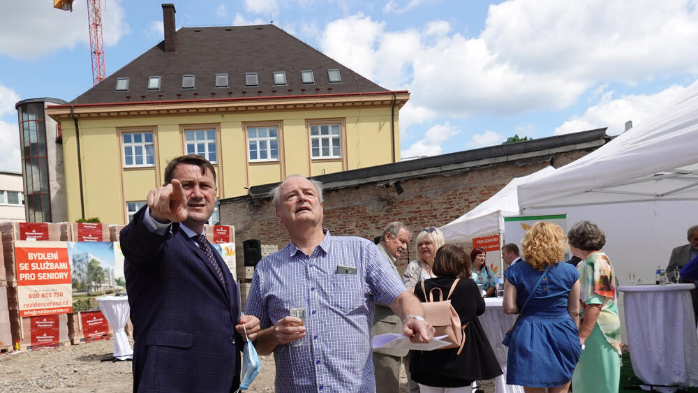Hejtman Martin Půta vede s architektem Radimem Kousalem diskusi, zda z hejtmanské kanceláře, nacházející se ve třetím patře krajského mrakodrapu, bude i po dokončení projektu vidět panorama Ještědu. 