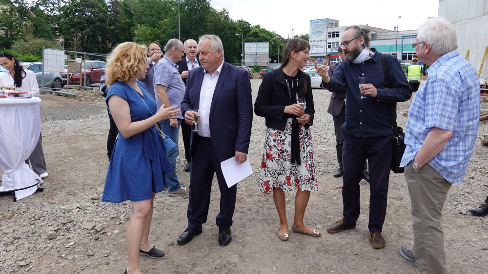 Z leva do prava: Primátor Jaroslav Zámečník v rozhovoru se zastupitelkou Renátou Balašovou a vedoucí kanceláře architektury města Jiří Janďourek v rozhovoru s Annou Ježkovou, zakladatelkou projektu RoSa.